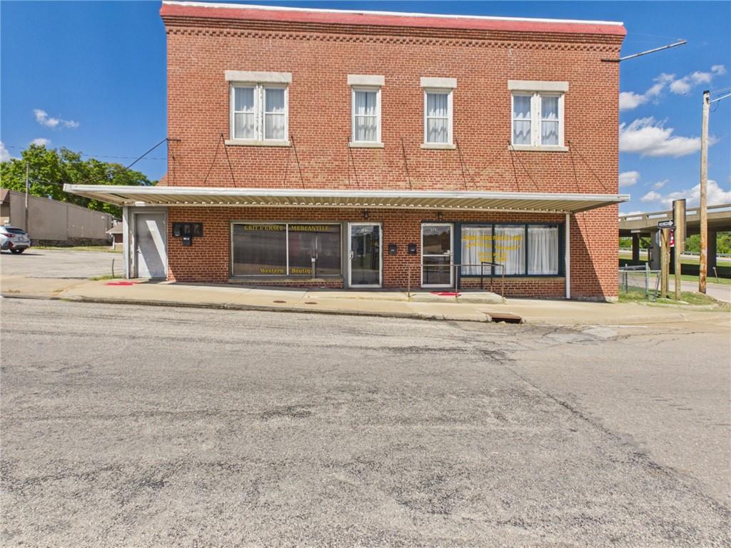 323 E Wall Street Property Photo 1