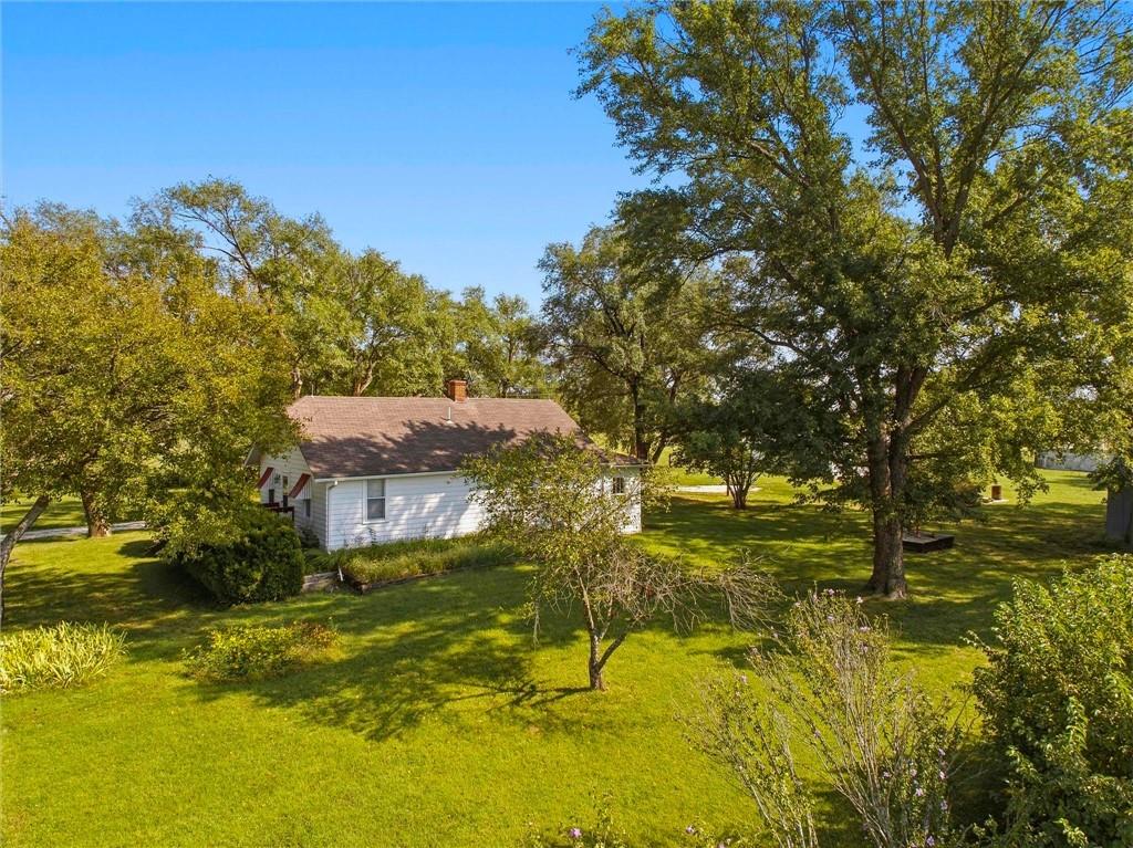 1945 N 900th Road Property Photo 3