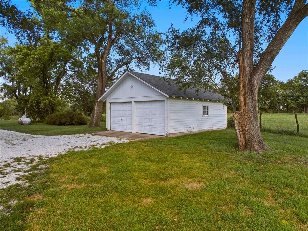1945 N 900th Road Property Photo 4