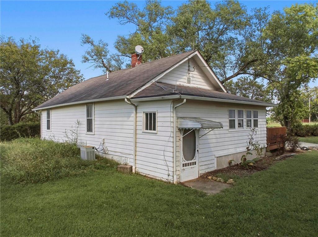 1945 N 900th Road Property Photo 12