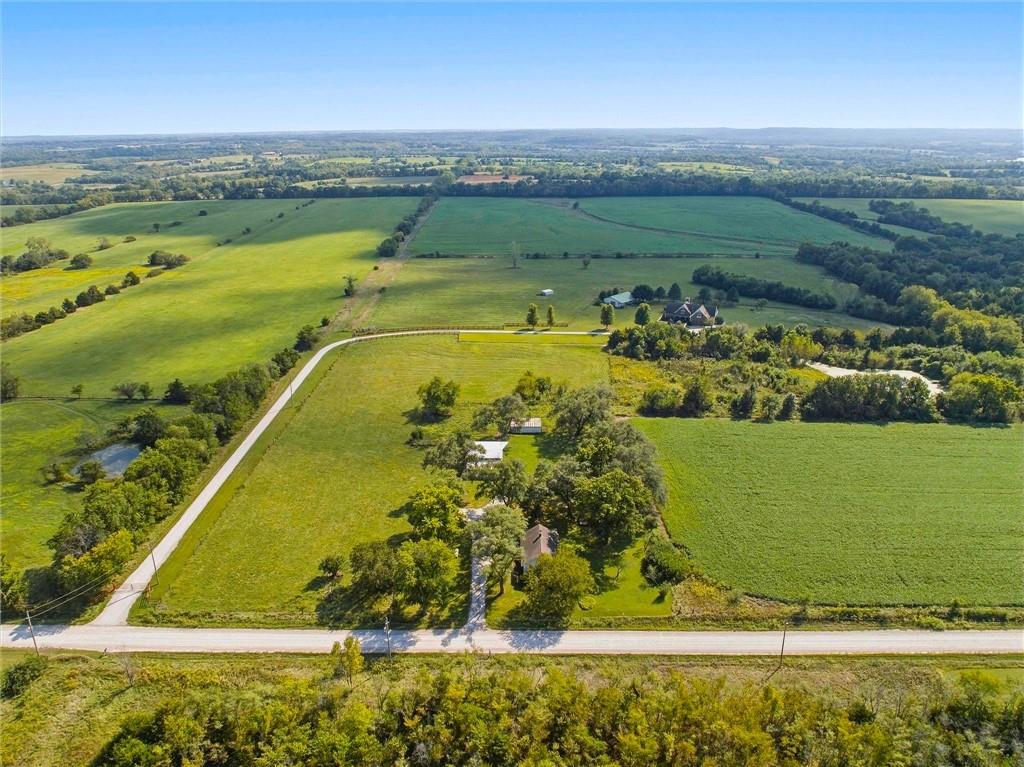 1945 N 900th Road Property Photo 32