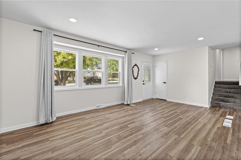 4825 N Revere Drive Property Photo 5