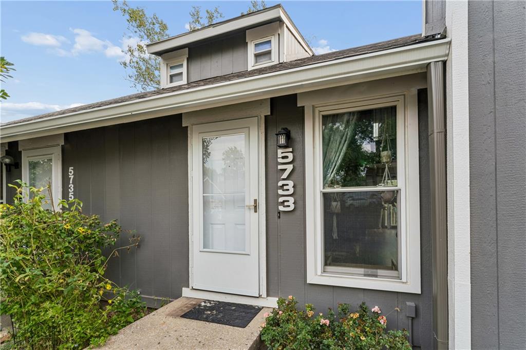 5733 N London Avenue Property Photo 4