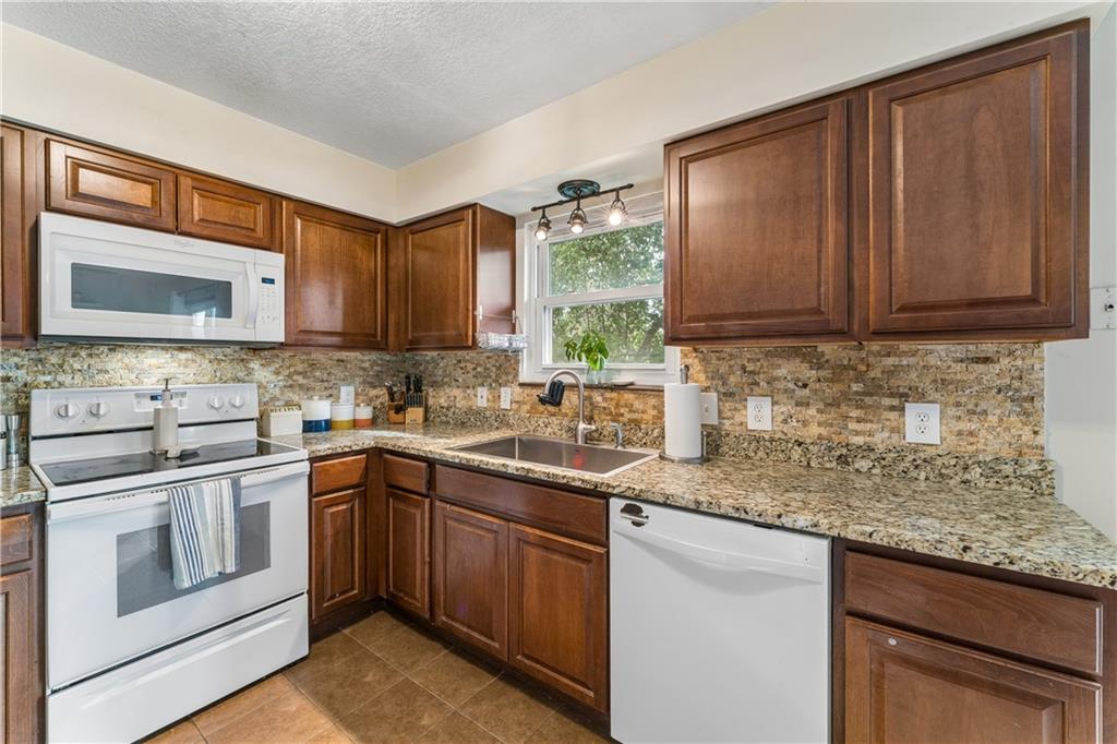 5733 N London Avenue Property Photo 12