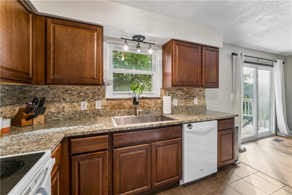 5733 N London Avenue Property Photo 14