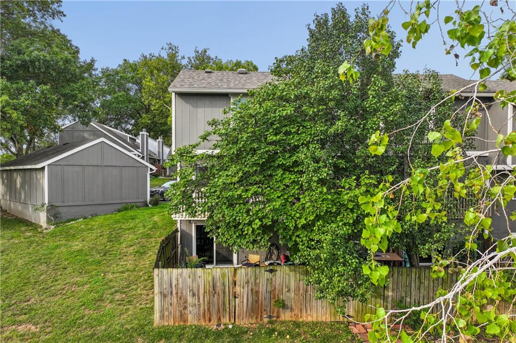 5733 N London Avenue Property Photo 43