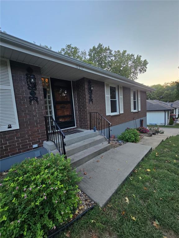 15917 E 41st Street Property Photo 4