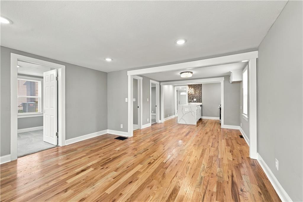 1129 S Dodgion Avenue Property Photo 4