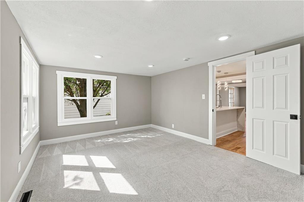 1129 S Dodgion Avenue Property Photo 9