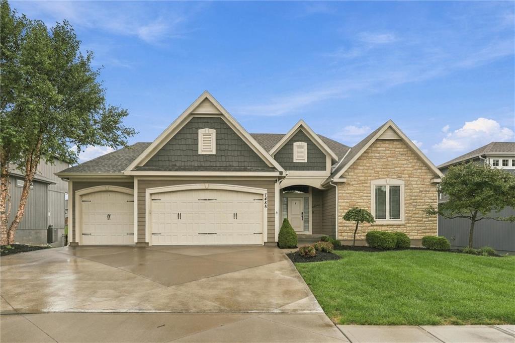 7485 Nw Forest Lakes Drive Property Photo 1
