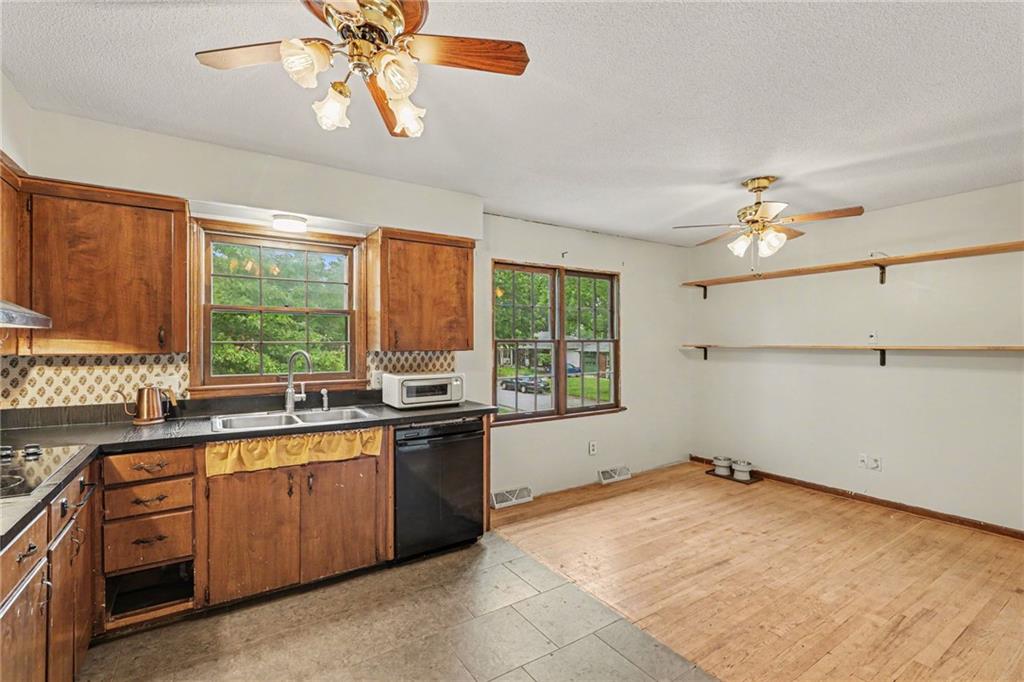 16408 E 40th Street Property Photo 9