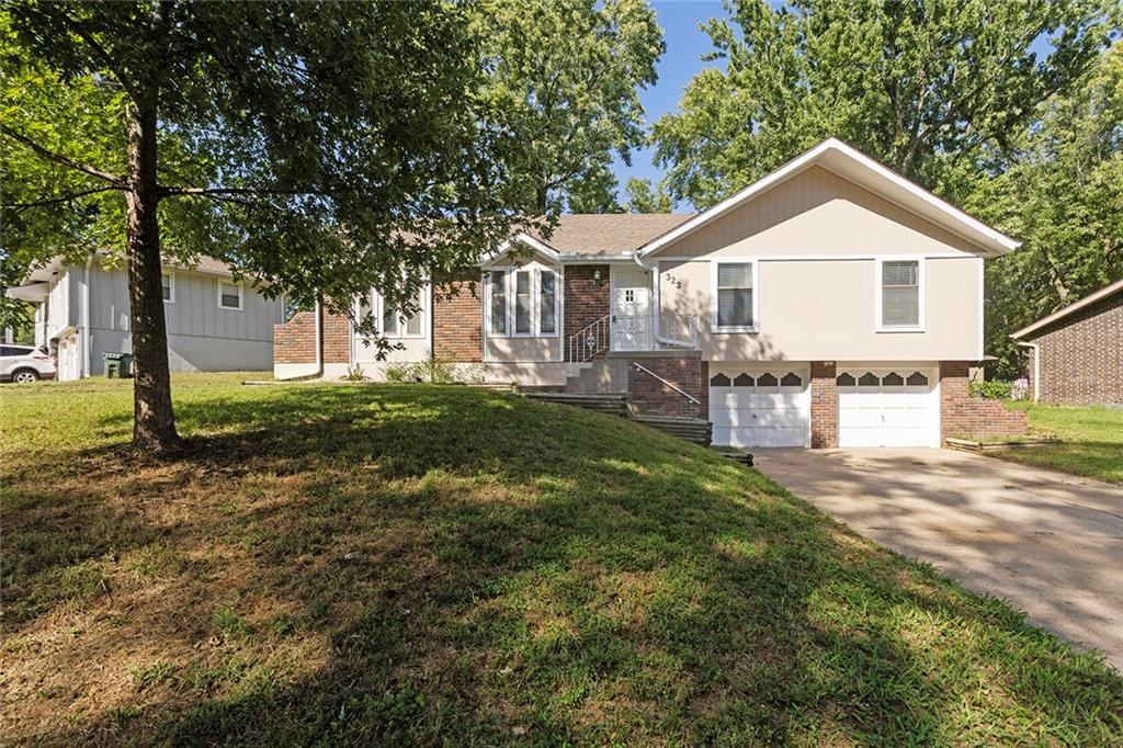323 Gladstone Drive Property Photo 3