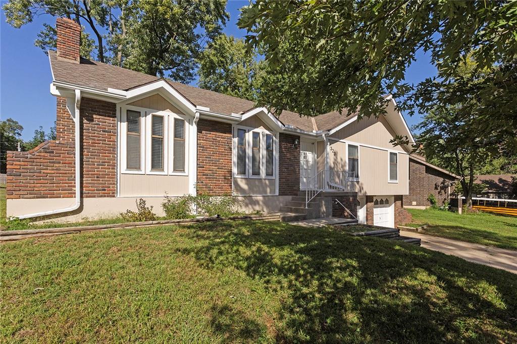 323 Gladstone Drive Property Photo 4