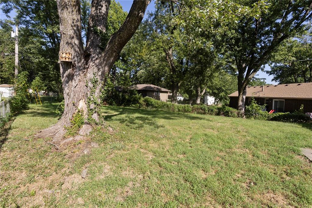 323 Gladstone Drive Property Photo 5