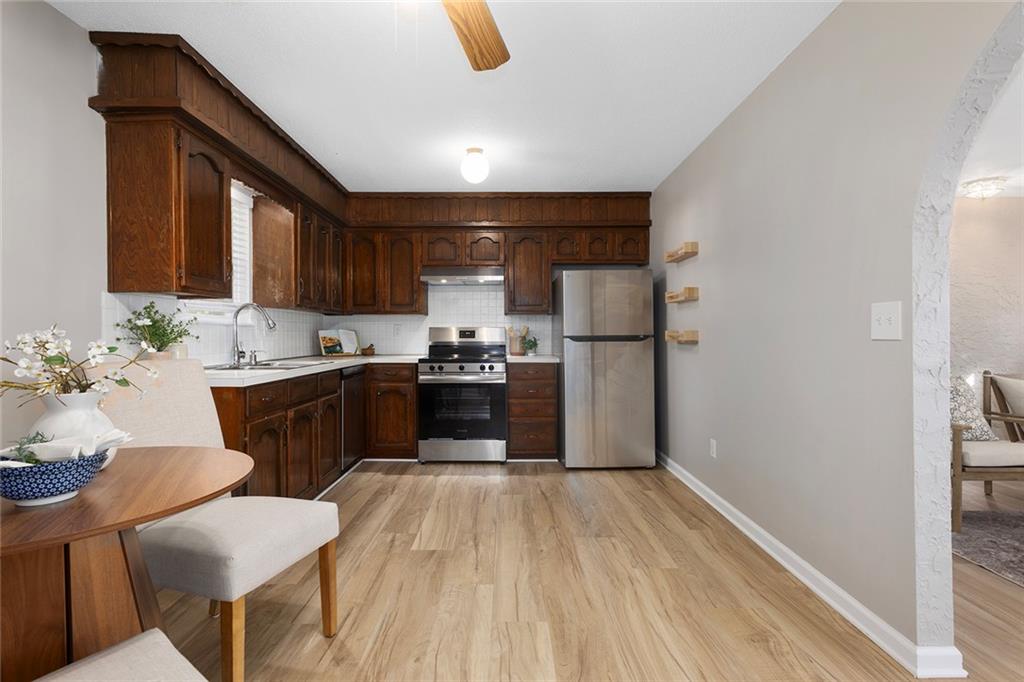 323 Gladstone Drive Property Photo 12