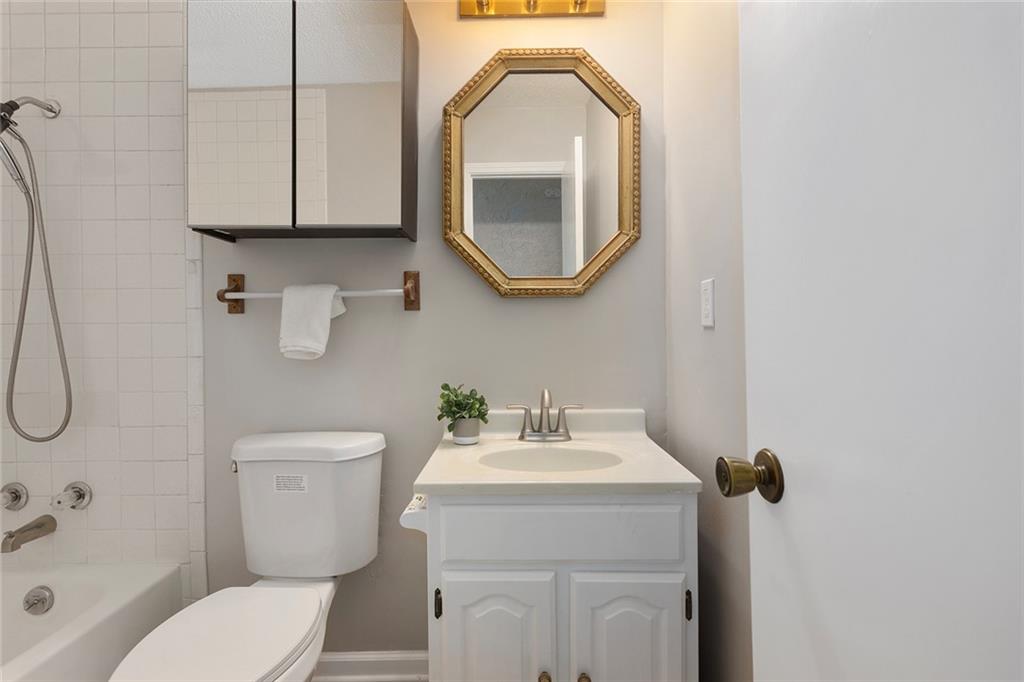 323 Gladstone Drive Property Photo 16