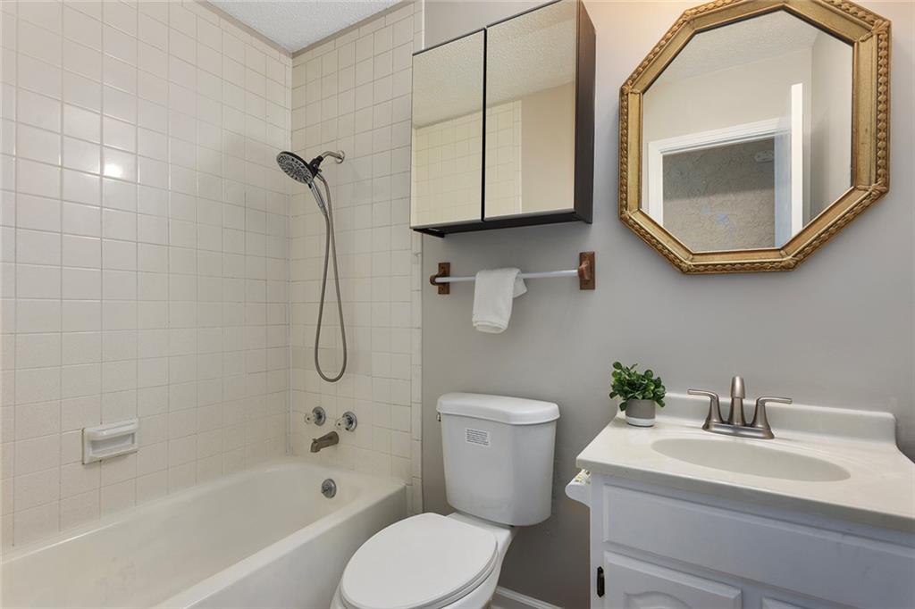 323 Gladstone Drive Property Photo 17
