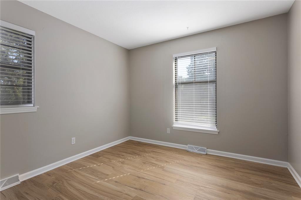 323 Gladstone Drive Property Photo 18
