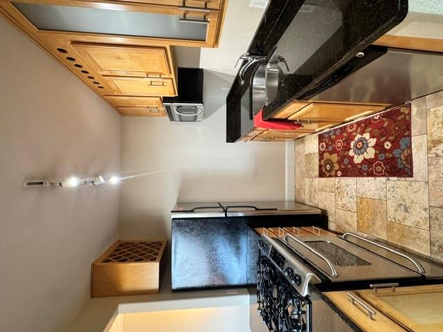 700 E 8th Street Property Photo 10