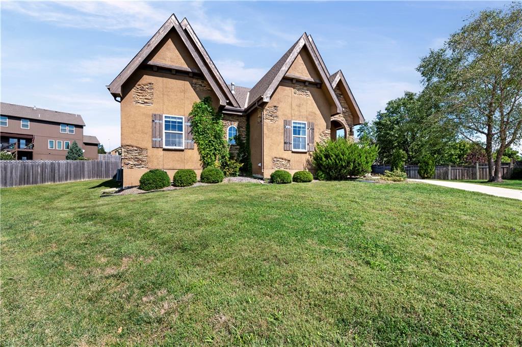 1302 Aberdeen Circle Property Photo 2