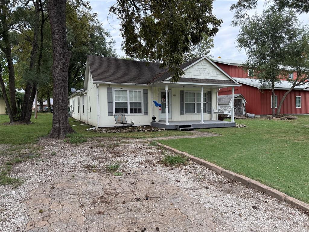 224 E 3rd Street Property Photo 4