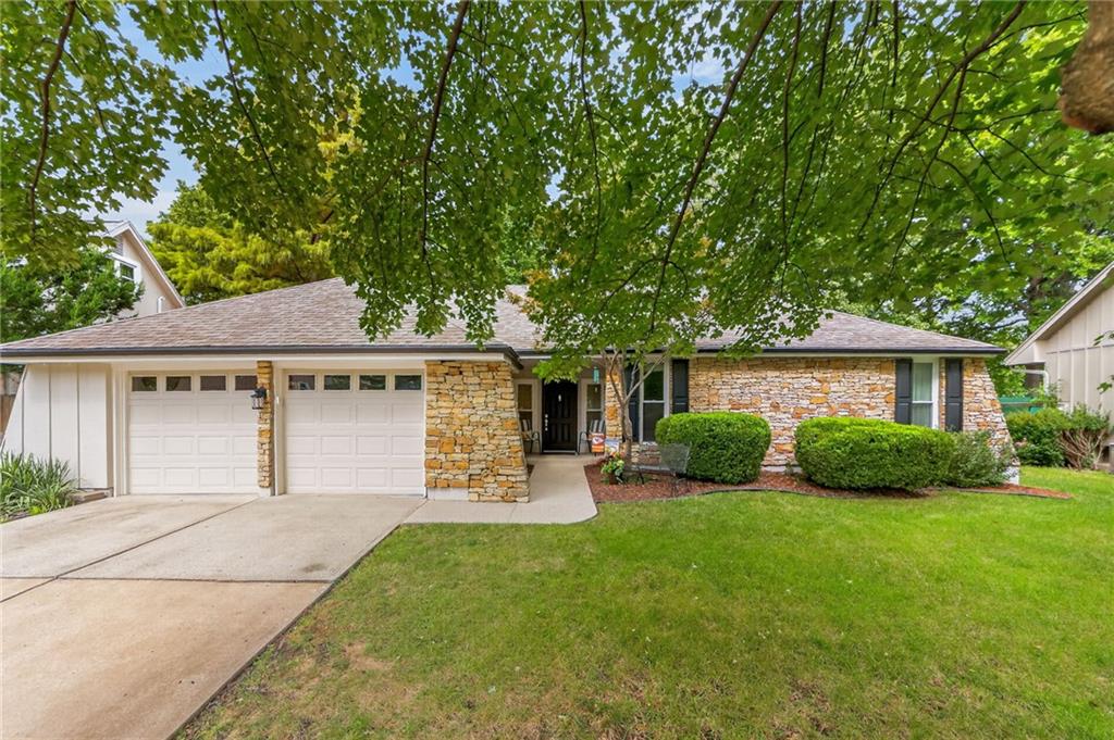 1104 NE Oak Tree Drive Property Photo 1
