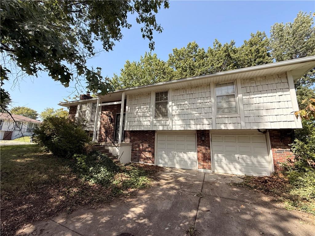 417 SW Redwood Drive Property Photo 1