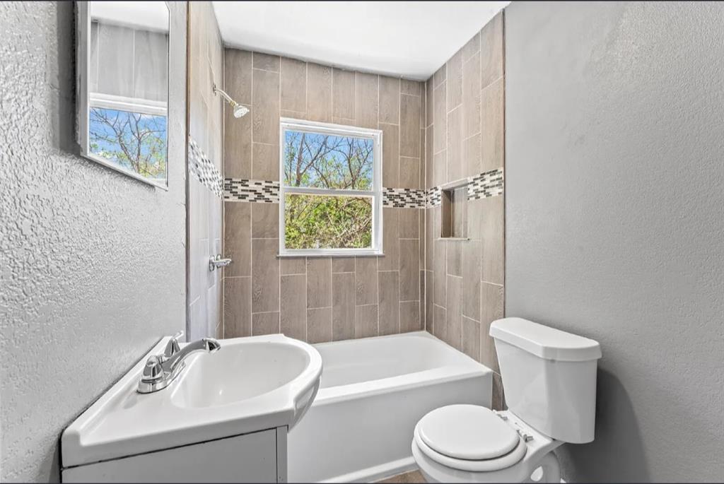 4105 E Linwood Boulevard Property Photo 4
