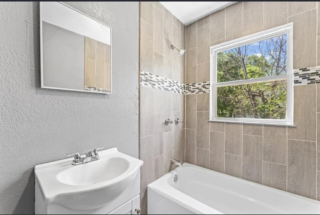 4105 E Linwood Boulevard Property Photo 5