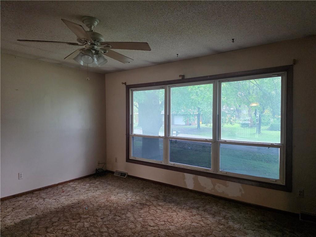 207 E 10th Street Property Photo 8