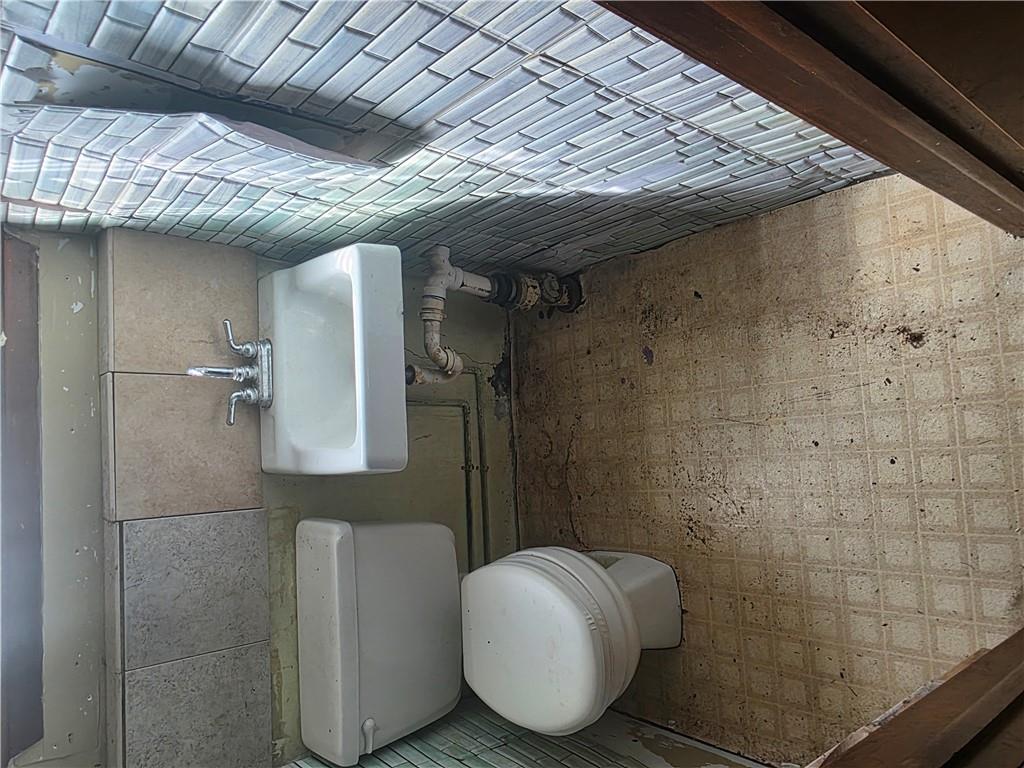 207 E 10th Street Property Photo 27