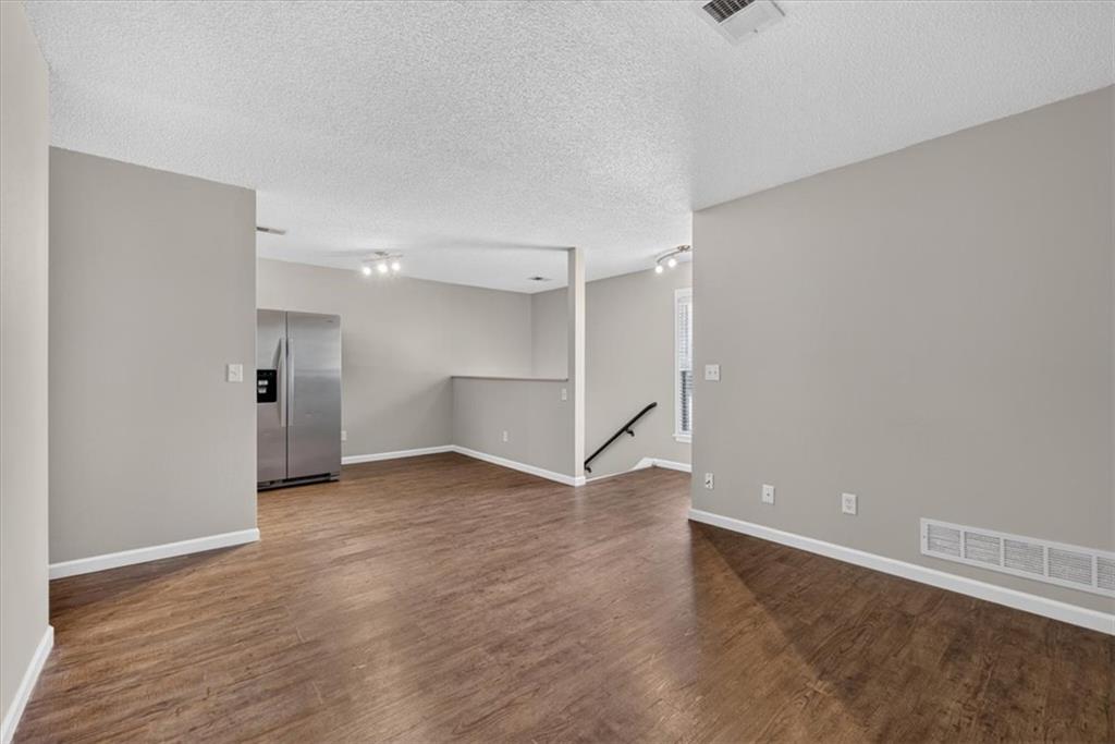 100 E South Avenue Property Photo 14