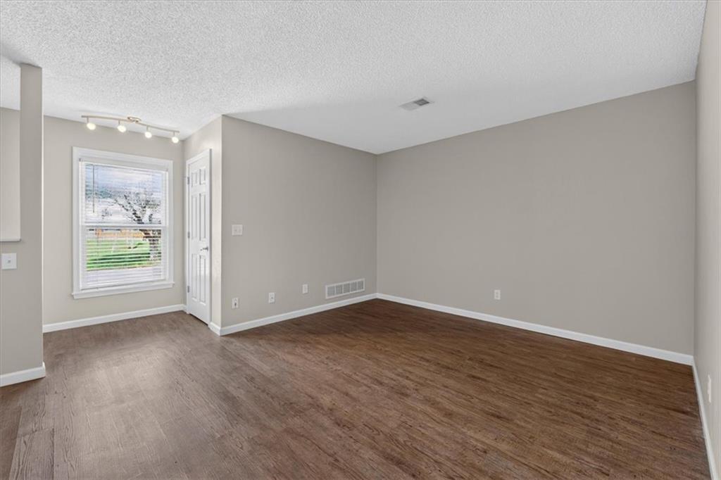 100 E South Avenue Property Photo 15