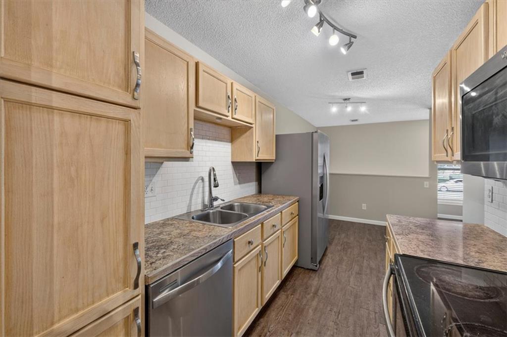 100 E South Avenue Property Photo 20