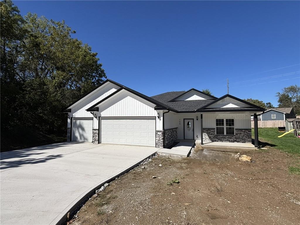 105 W Fawn Drive Property Photo 3