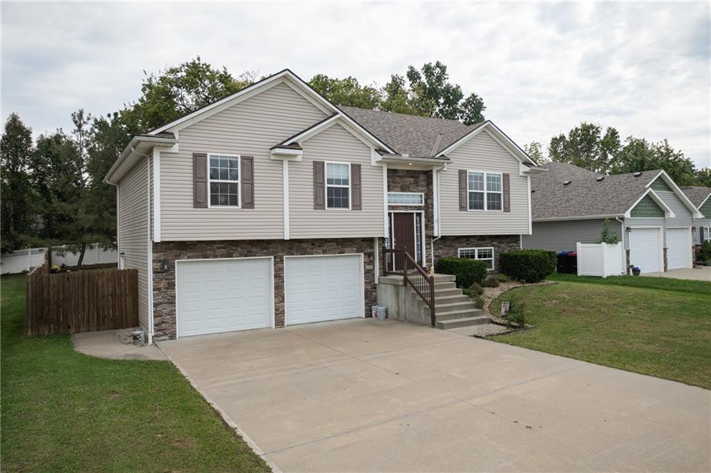605 Oakmont Drive Property Photo 1