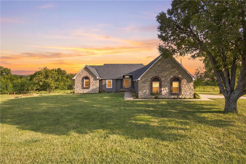 2064 N 900 Road Property Photo 1