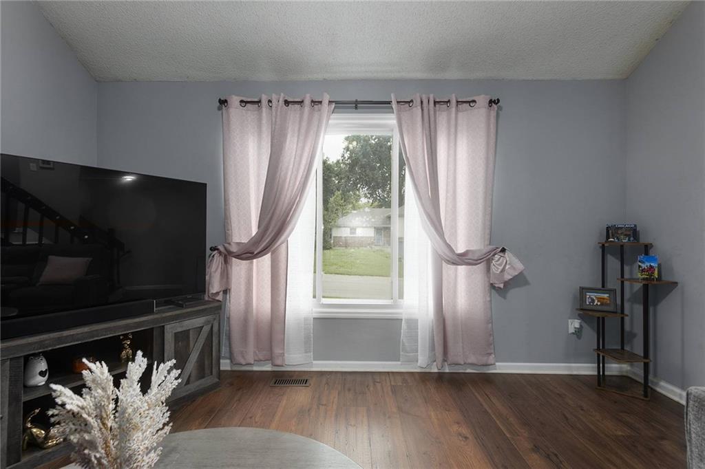 11312 W 77th Street Property Photo 5
