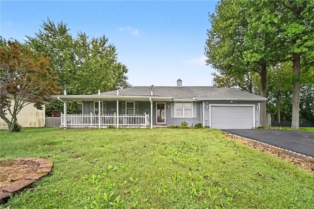 1006 Town And Country Lane Property Photo 2