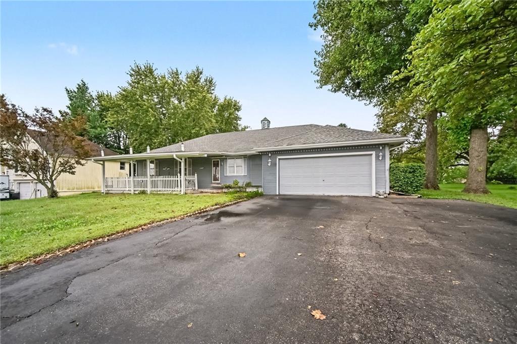 1006 Town And Country Lane Property Photo 3