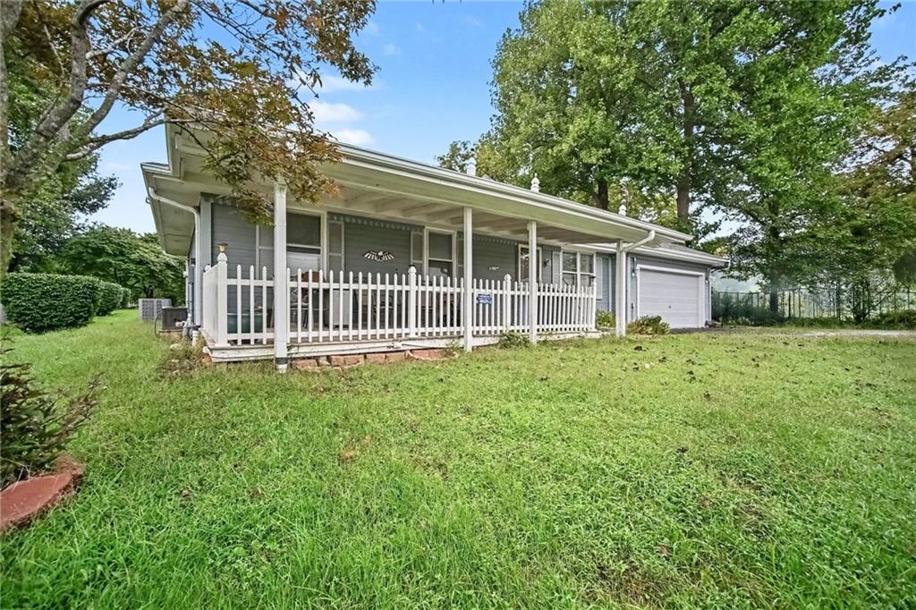 1006 Town And Country Lane Property Photo 4