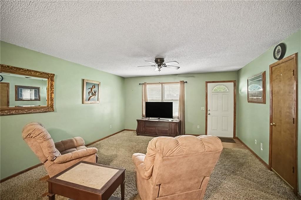 1006 Town And Country Lane Property Photo 8