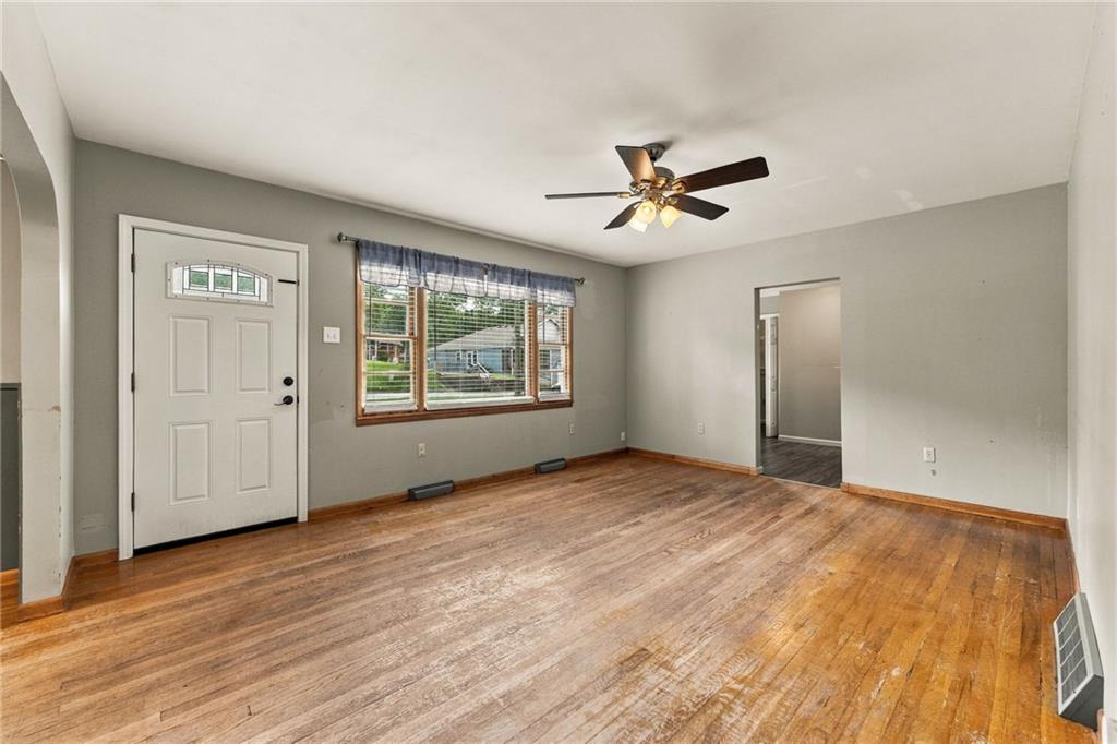 512 E Woods Street Property Photo 4