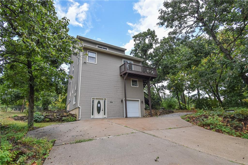 304 E 164th Terrace Property Photo 2
