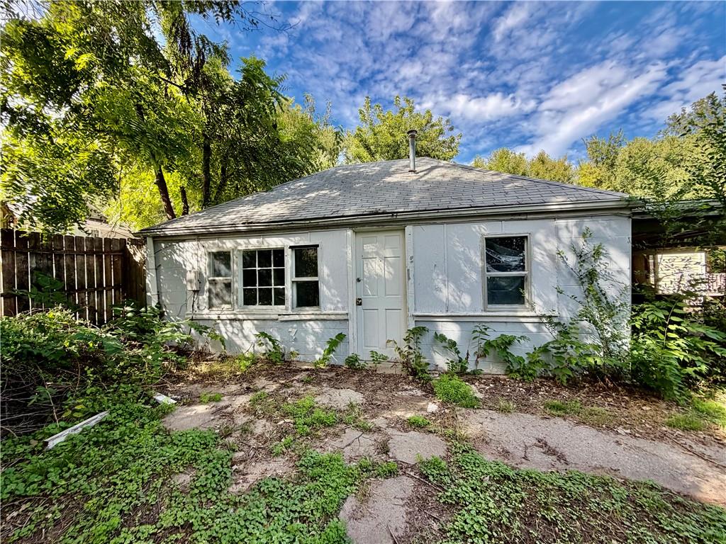 1116 S Leslie Street Property Photo 8
