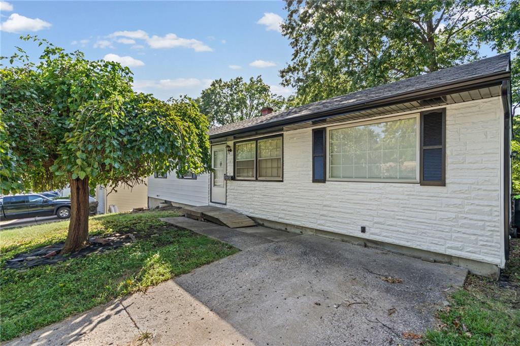 3916 S Spring Street Property Photo 1