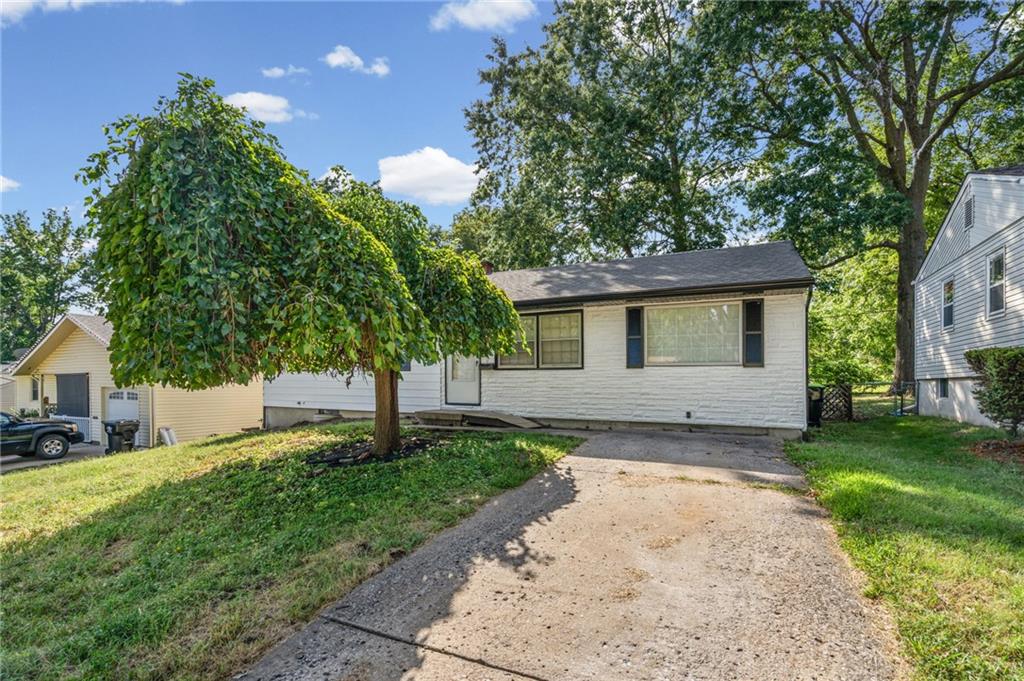 3916 S Spring Street Property Photo 2
