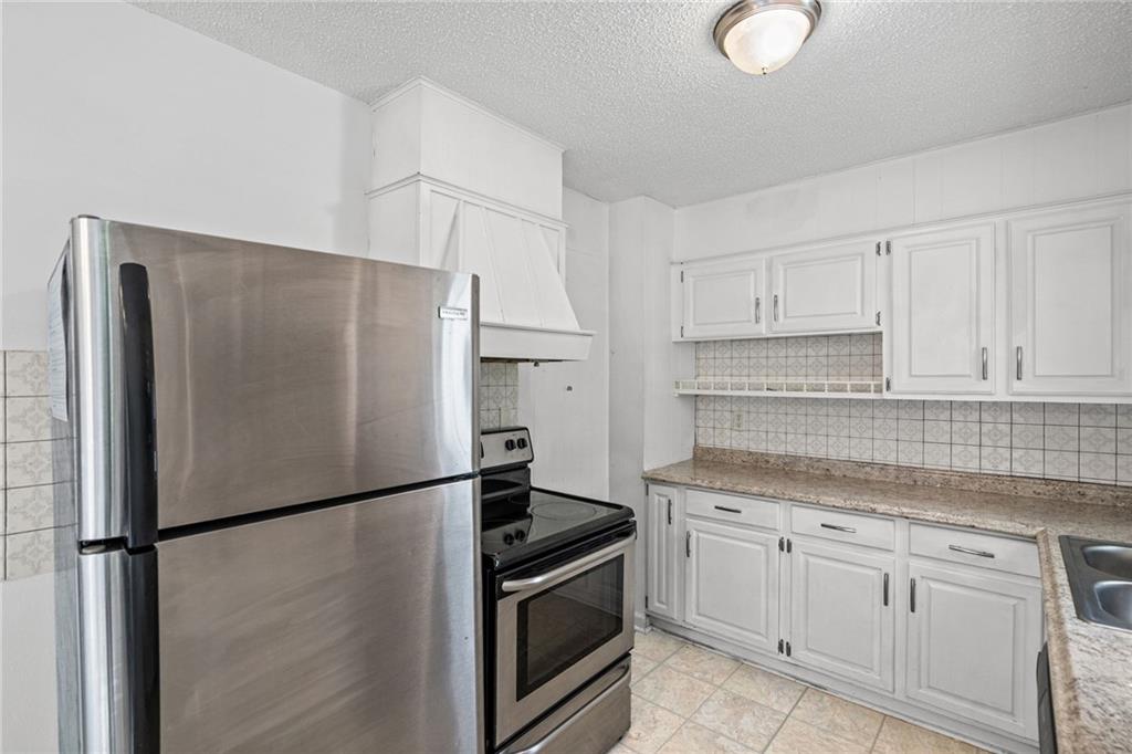 3916 S Spring Street Property Photo 11
