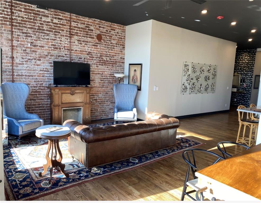 211 N Broadway Street Property Photo 7