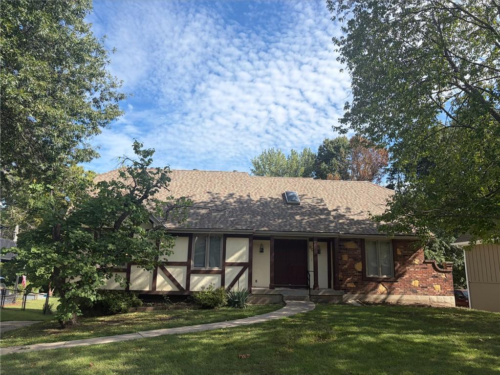605 SE Brentwood Drive Property Photo 1